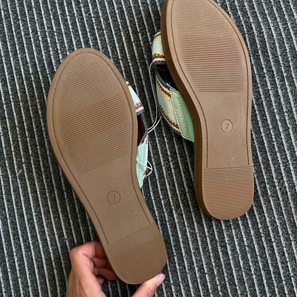 NWT Universal Thread slippers - Picture 6 of 6